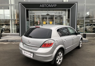 Подержанный автомобиль Opel Astra Hatchback 2005 года (7 фото)