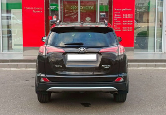 Подержанный автомобиль Toyota RAV4 2016 года (6 фото)