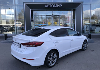 Подержанный автомобиль Hyundai Elantra Sedan 2017 года (5 фото)