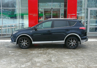 Подержанный автомобиль Toyota RAV4 2016 года (8 фото)