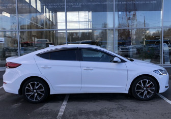 Подержанный автомобиль Hyundai Elantra Sedan 2018 года (4 фото)