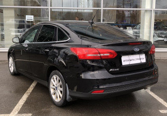 Подержанный автомобиль Ford Focus Sedan 2019 года (7 фото)