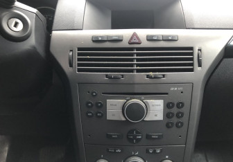 Подержанный автомобиль Opel Astra Hatchback 2005 года (14 фото)