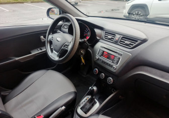 Подержанный автомобиль Kia Rio Sedan 2017 года (14 фото)