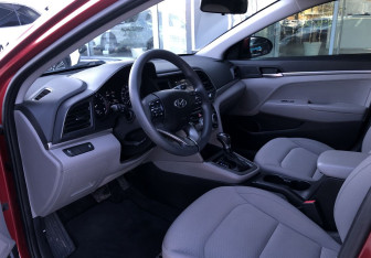 Подержанный автомобиль Hyundai Elantra Sedan 2018 года (9 фото)