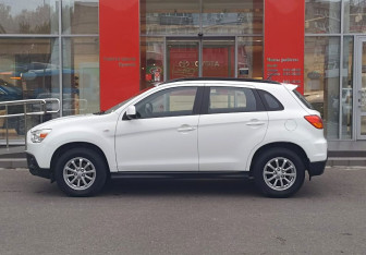 Подержанный автомобиль Mitsubishi ASX 2011 года (8 фото)