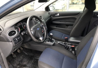 Подержанный автомобиль Ford Focus Sedan 2006 года (9 фото)