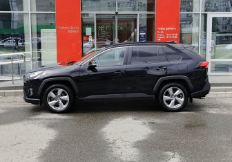 Подержанный автомобиль Toyota RAV4 2020 года (8 фото)