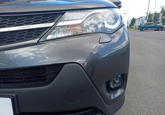 Подержанный автомобиль Toyota RAV4 2013 года (9 фото)