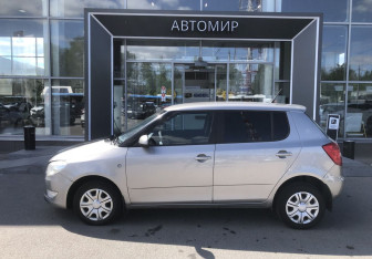 Подержанный автомобиль Skoda Fabia Hatchback 2012 года (8 фото)