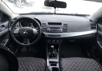 Подержанный автомобиль Mitsubishi Lancer Sedan 2011 года (10 фото)