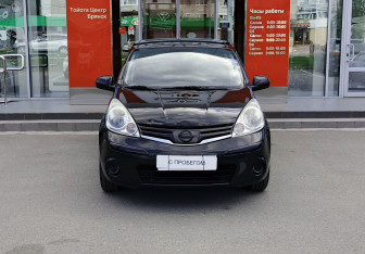 Подержанный автомобиль Nissan Note 2013 года (2 фото)