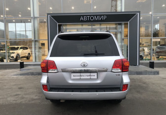 Подержанный автомобиль Toyota Land Cruiser Suv 2013 года (6 фото)
