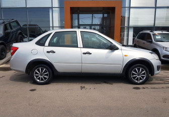 Подержанный автомобиль LADA (ВАЗ) Granta Sedan 2015 года (4 фото)