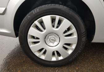 Подержанный автомобиль Opel Astra Sedan 2010 года (12 фото)