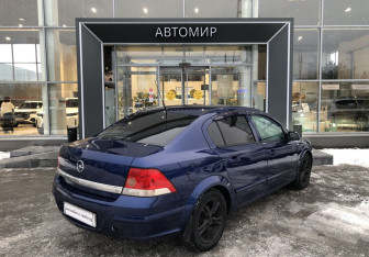 Подержанный автомобиль Opel Astra Sedan 2008 года (5 фото)