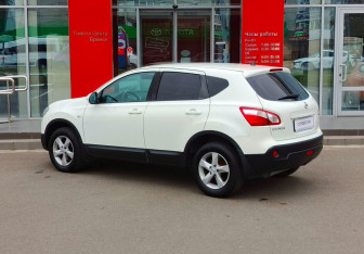 Подержанный автомобиль Nissan Qashqai 2012 года (7 фото)