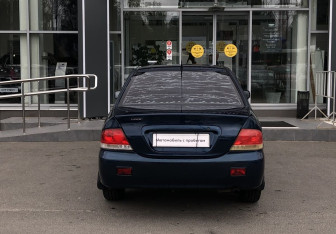 Подержанный автомобиль Mitsubishi Lancer Sedan 2005 года (6 фото)