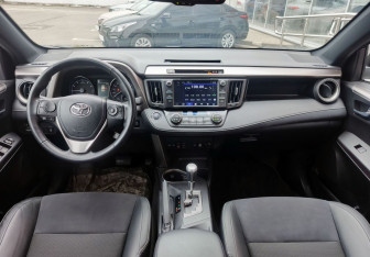 Подержанный автомобиль Toyota RAV4 2016 года (15 фото)