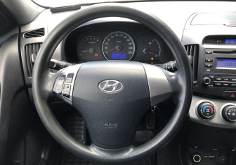 Подержанный автомобиль Hyundai Elantra Sedan 2010 года (12 фото)