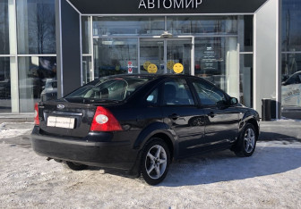 Подержанный автомобиль Ford Focus Sedan 2005 года (5 фото)