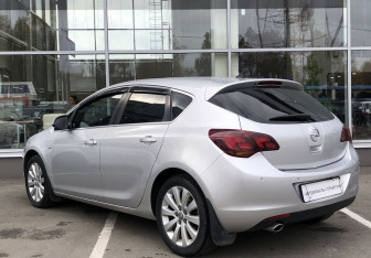 Подержанный автомобиль Opel Astra Hatchback 2010 года (7 фото)