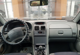 Подержанный автомобиль Renault Laguna Liftback 2000 года (11 фото)