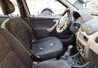 Подержанный автомобиль Renault Logan Sedan 2011 года (9 фото)