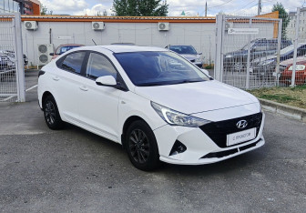 Подержанный автомобиль Hyundai Solaris Sedan 2022 года (3 фото)
