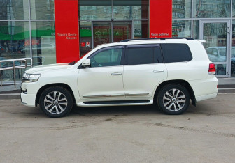 Подержанный автомобиль Toyota Land Cruiser Suv 2016 года (8 фото)