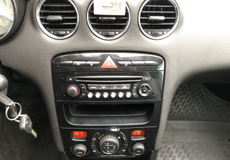 Подержанный автомобиль Peugeot 408 2012 года (12 фото)