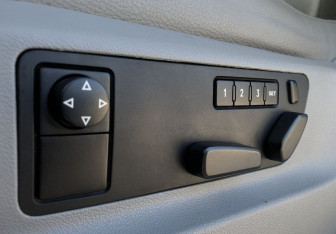 Подержанный автомобиль Volkswagen Touareg 2005 года (15 фото)