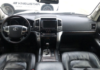 Подержанный автомобиль Toyota Land Cruiser Suv 2013 года (11 фото)