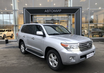 Подержанный автомобиль Toyota Land Cruiser Suv 2013 года (3 фото)