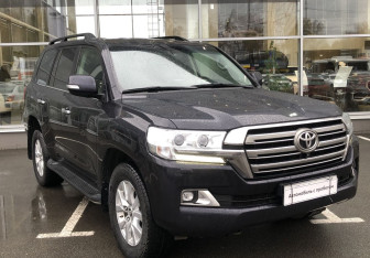 Подержанный автомобиль Toyota Land Cruiser Suv 2020 года (3 фото)