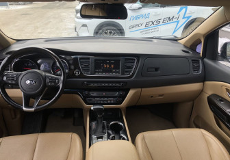 Подержанный автомобиль Kia Carnival 2019 года (10 фото)