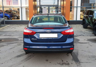 Подержанный автомобиль Ford Focus Sedan 2011 года (6 фото)