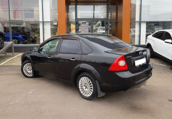 Подержанный автомобиль Ford Focus Sedan 2011 года (7 фото)