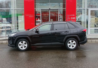 Подержанный автомобиль Toyota RAV4 2020 года (8 фото)