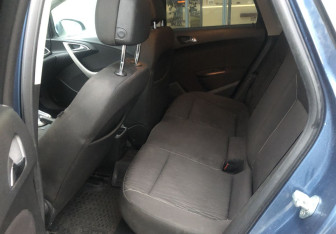 Подержанный автомобиль Opel Astra Sedan 2013 года (11 фото)