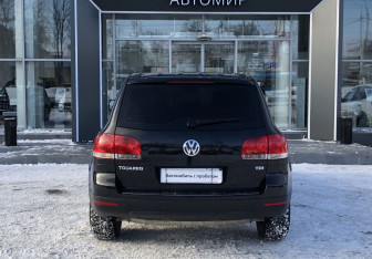 Подержанный автомобиль Volkswagen Touareg 2005 года (6 фото)
