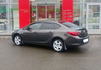 Подержанный автомобиль Opel Astra Sedan 2013 года (7 фото)