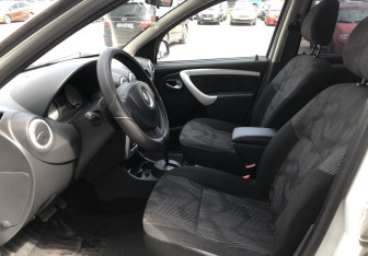 Подержанный автомобиль Renault Sandero 2013 года (9 фото)
