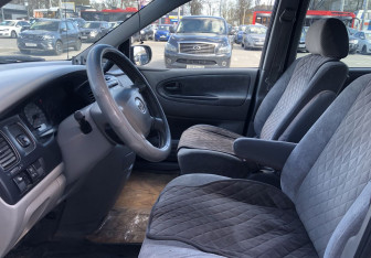Подержанный автомобиль Mazda MPV 2002 года (9 фото)