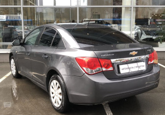 Подержанный автомобиль Chevrolet Cruze Sedan 2011 года (7 фото)