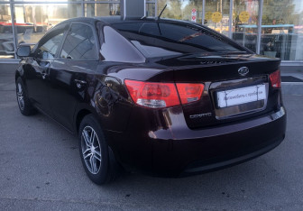 Подержанный автомобиль Kia Cerato Sedan 2011 года (7 фото)
