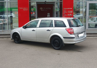 Подержанный автомобиль Opel Astra Wagon 2004 года (7 фото)