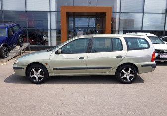 Подержанный автомобиль Renault Megane Wagon 2003 года (12 фото)