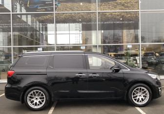 Подержанный автомобиль Kia Carnival 2017 года (4 фото)