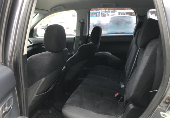 Подержанный автомобиль Mitsubishi Outlander 2008 года (11 фото)